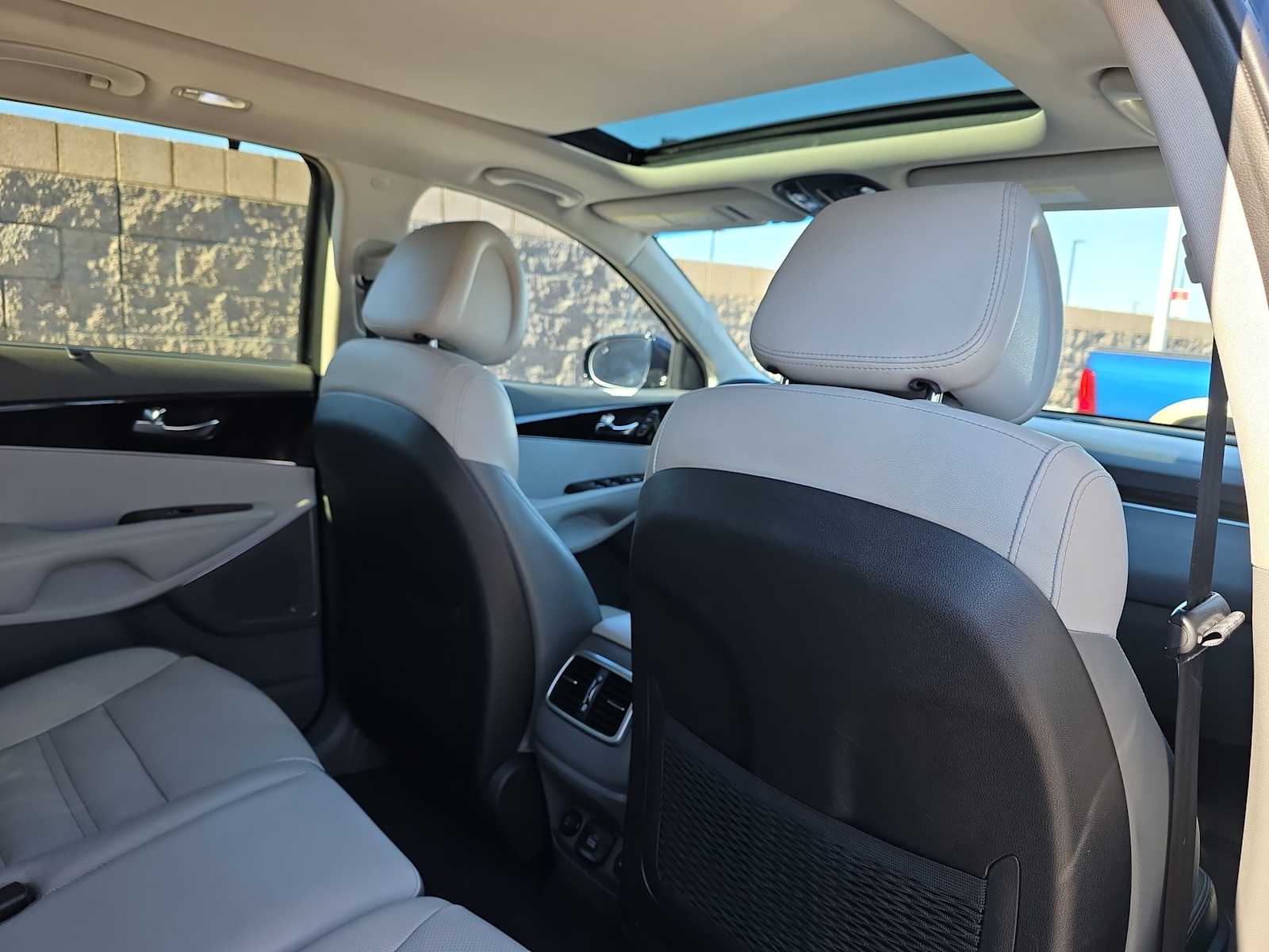 Thumbnail: 2016 Kia Sorento - 16