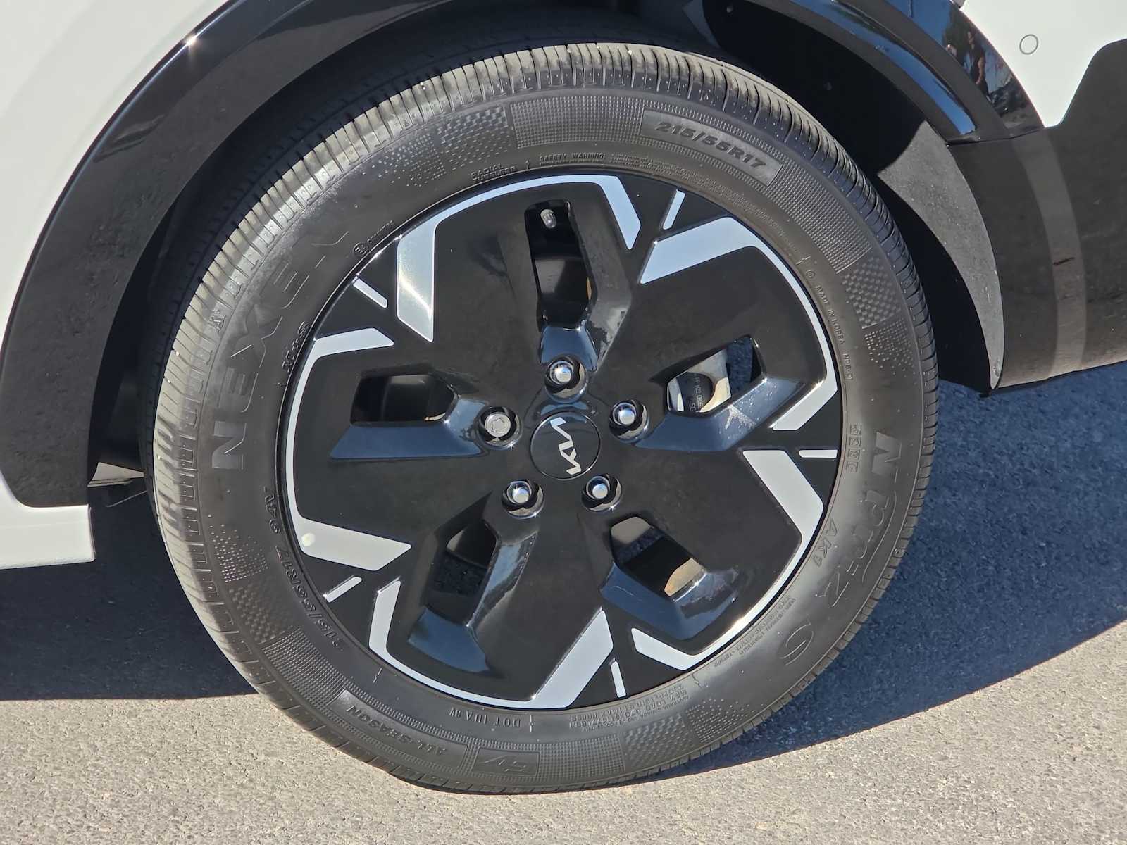 Thumbnail: 2023 Kia Niro - 13