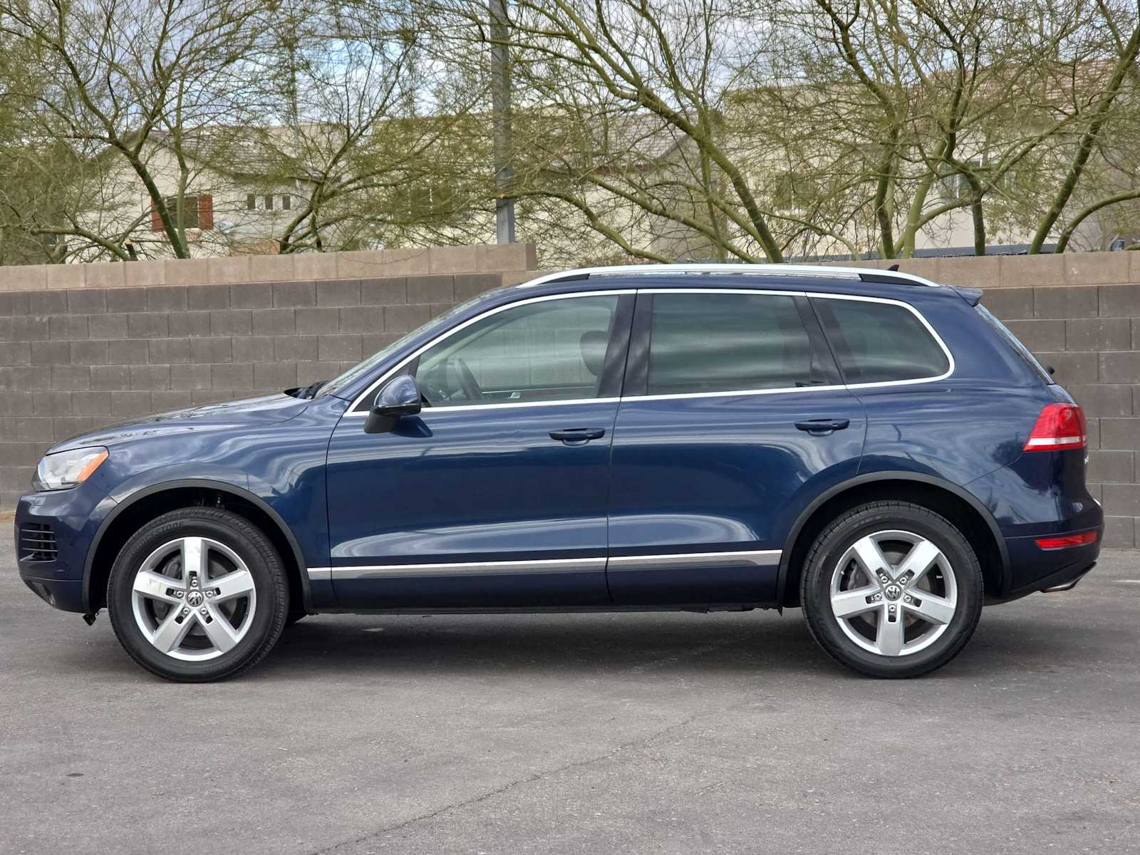 Thumbnail: 2014 Volkswagen Touareg - 6