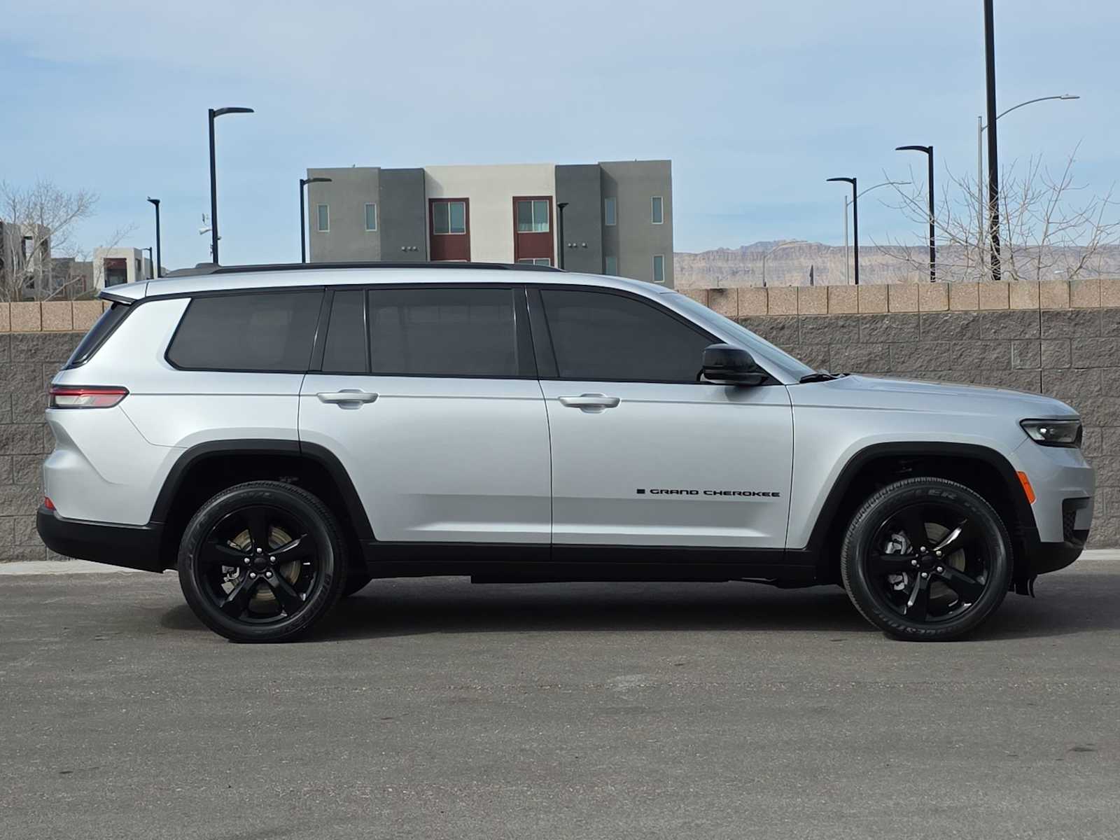 Thumbnail: 2023 Jeep Grand Cherokee L - 10