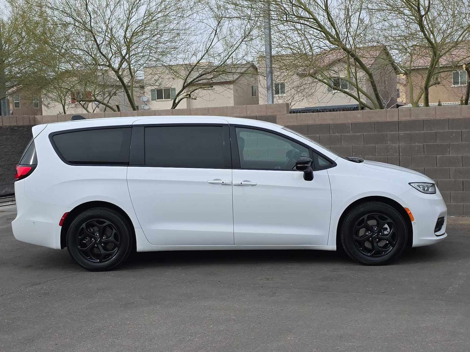 Thumbnail: 2024 Chrysler Pacifica - 10