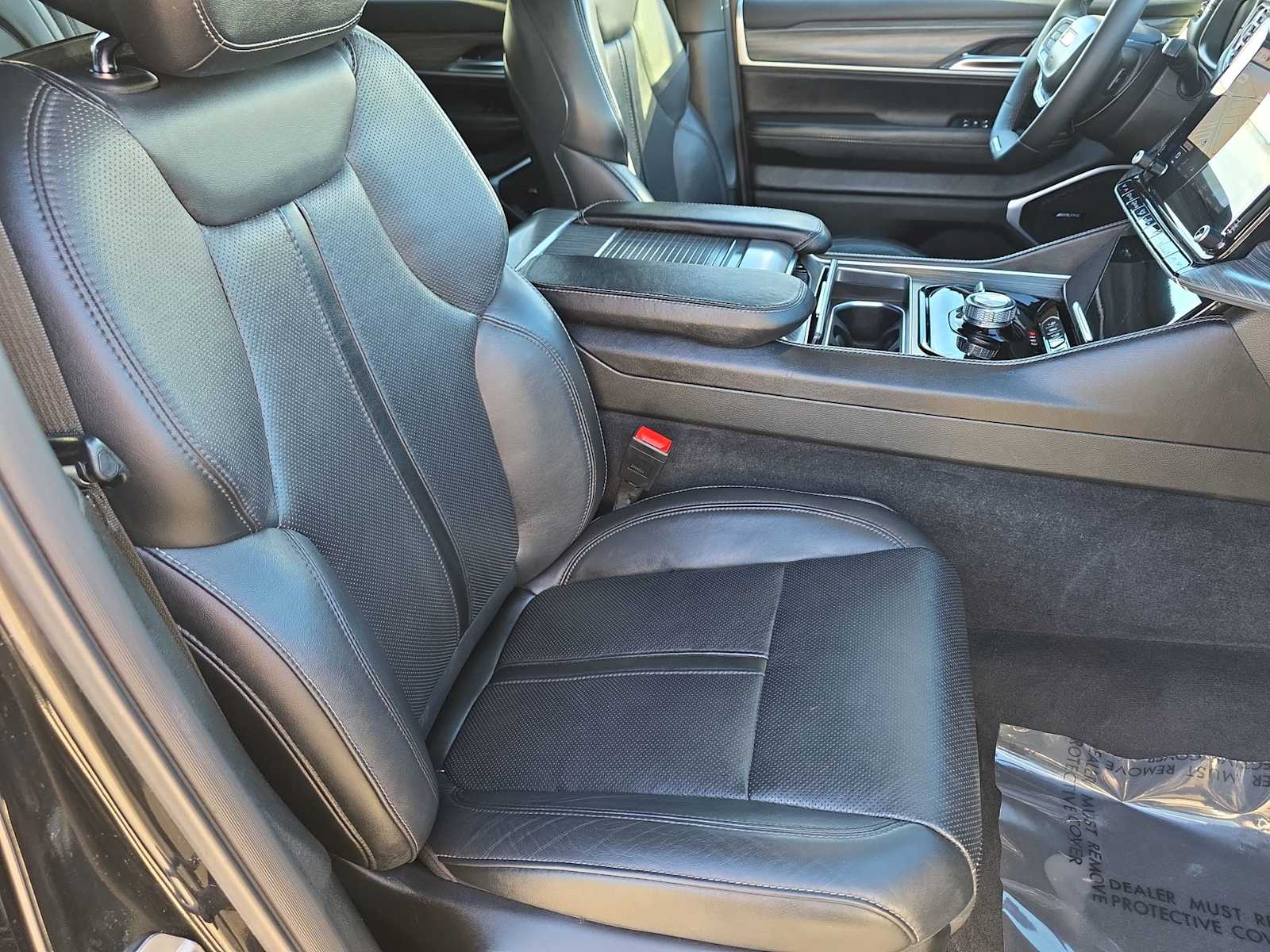 Thumbnail: 2023 Jeep Wagoneer - 18