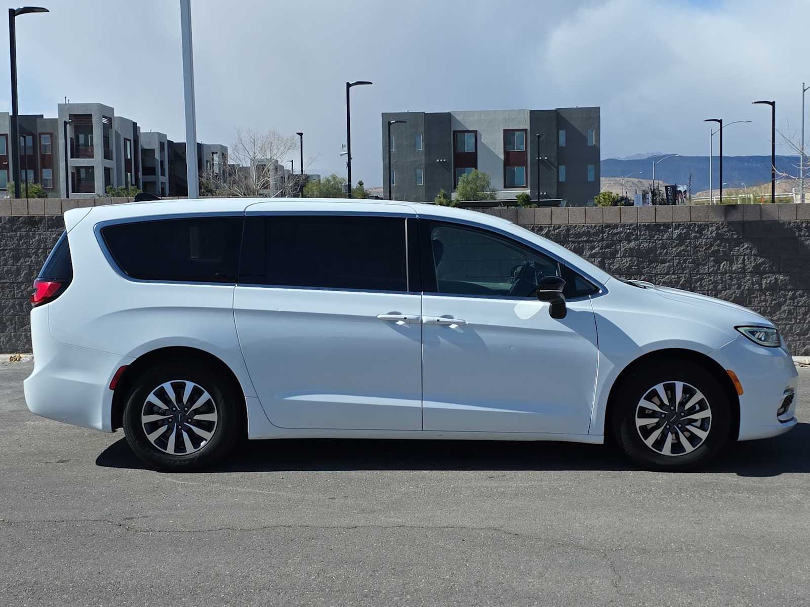 Thumbnail: 2024 Chrysler Pacifica - 10