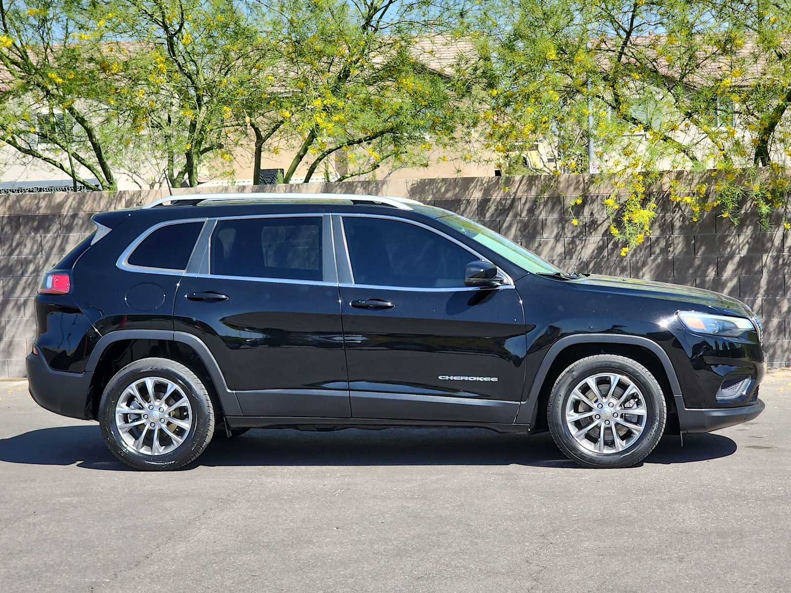 Thumbnail: 2019 Jeep Cherokee - 10