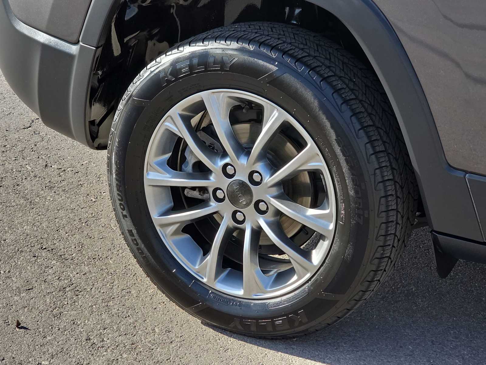 Thumbnail: 2019 Jeep Cherokee - 12