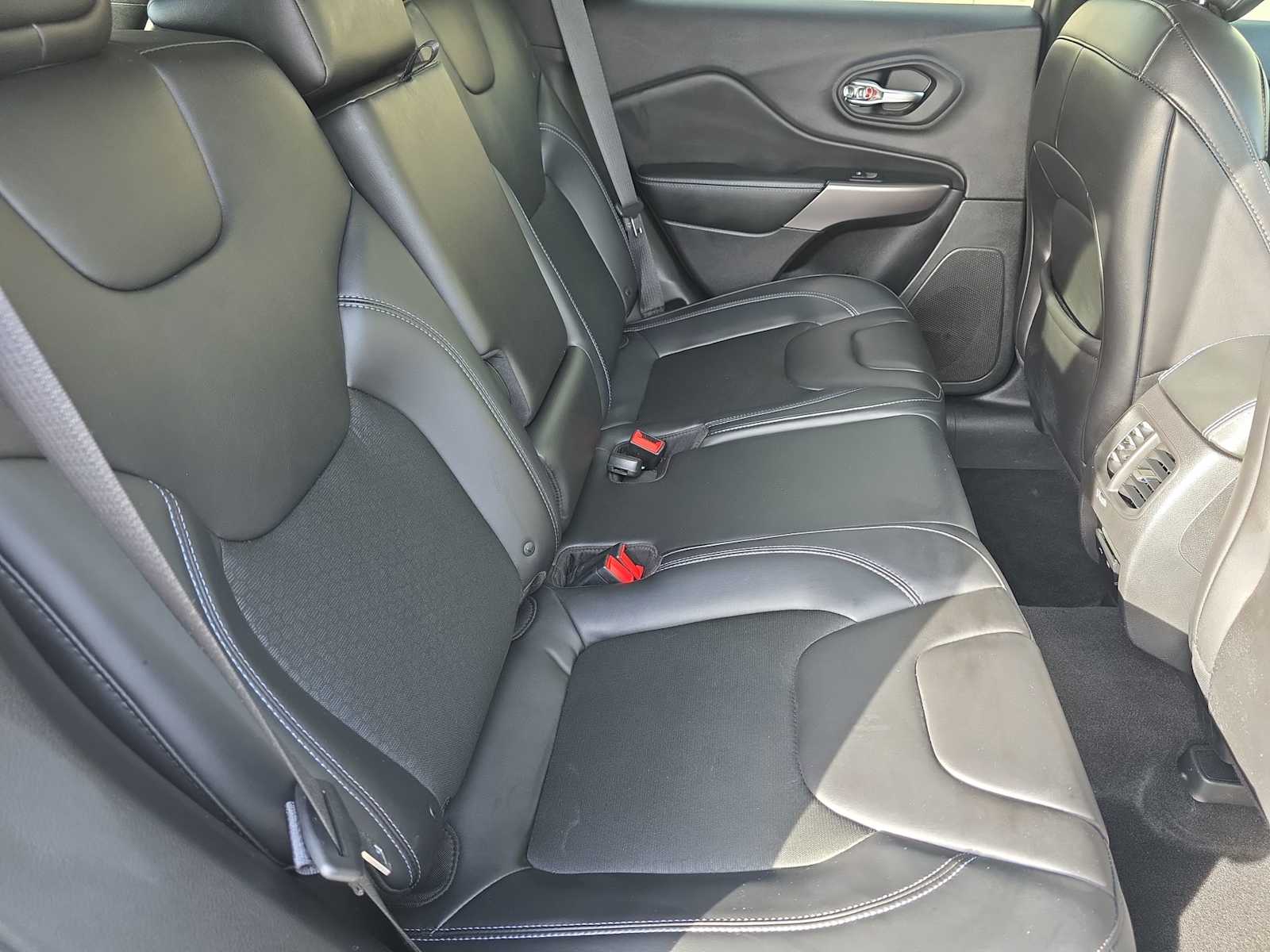 Thumbnail: 2019 Jeep Cherokee - 17