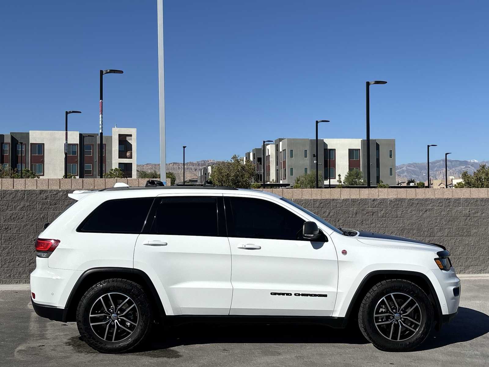 Thumbnail: 2018 Jeep Grand Cherokee - 10