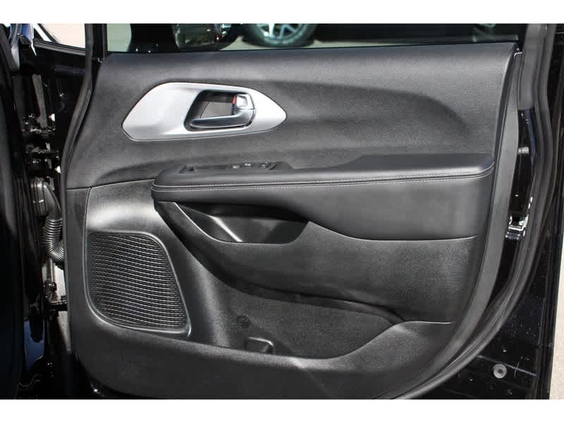 2025 Chrysler Pacifica Hybrid S Appearance 26