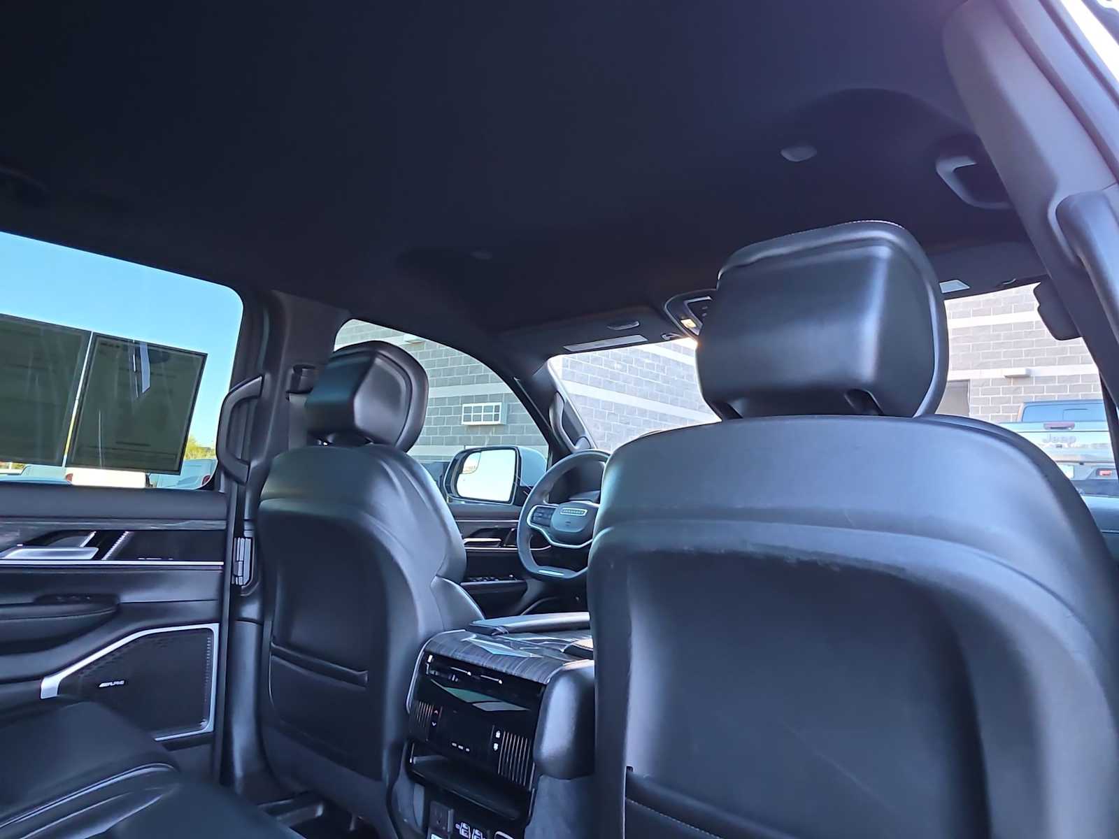 Thumbnail: 2022 Jeep Wagoneer - 15