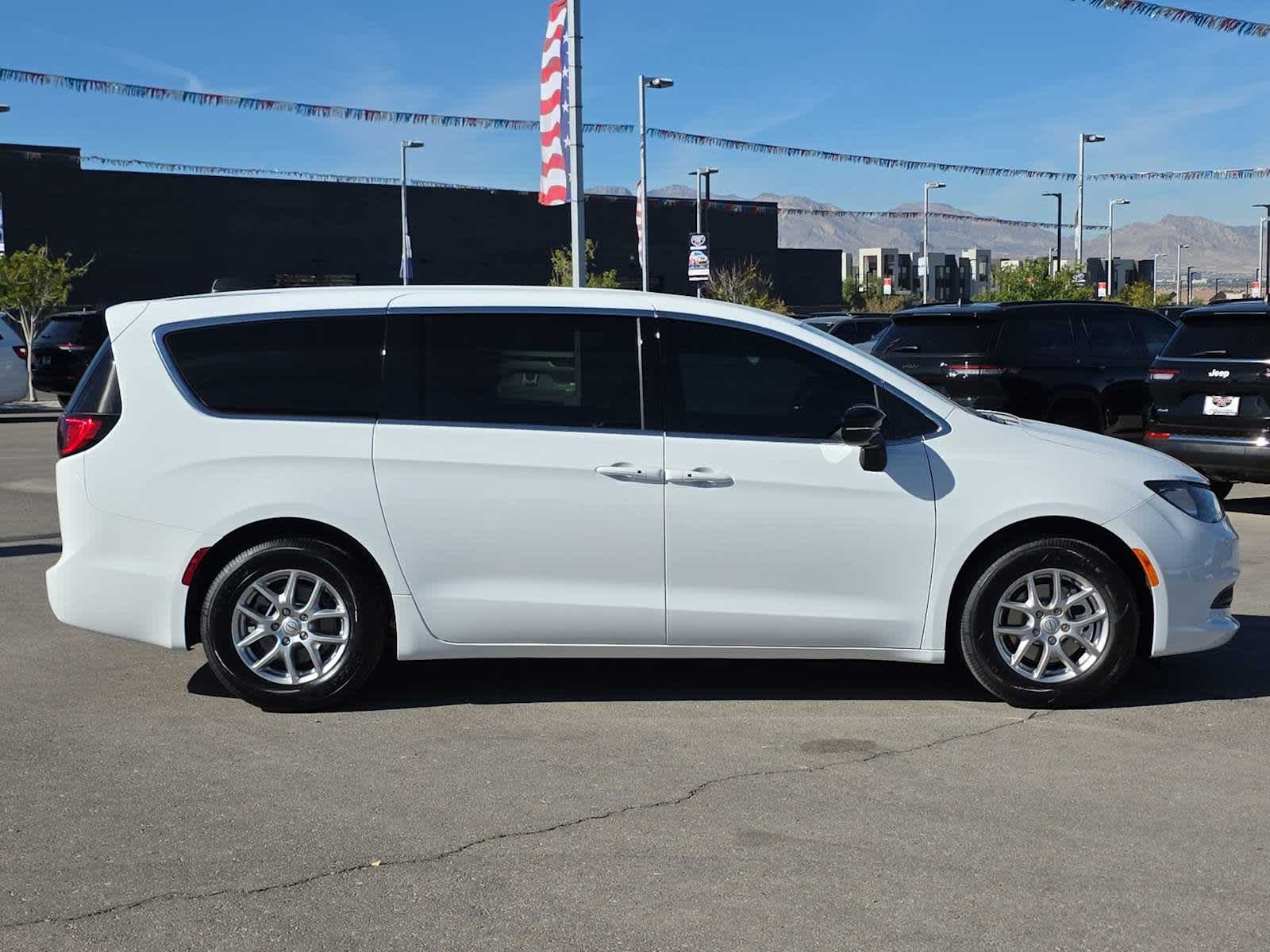 Thumbnail: 2026 Chrysler Voyager - 14