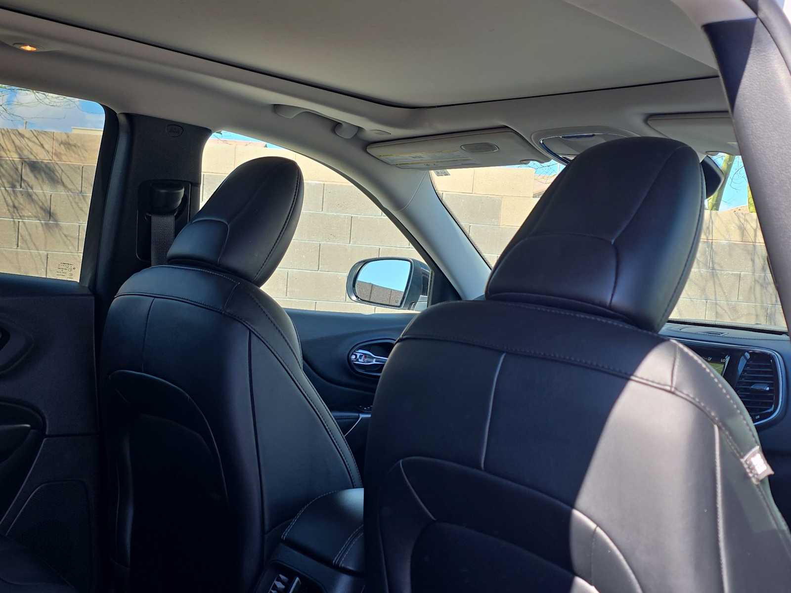 Thumbnail: 2022 Jeep Cherokee - 16