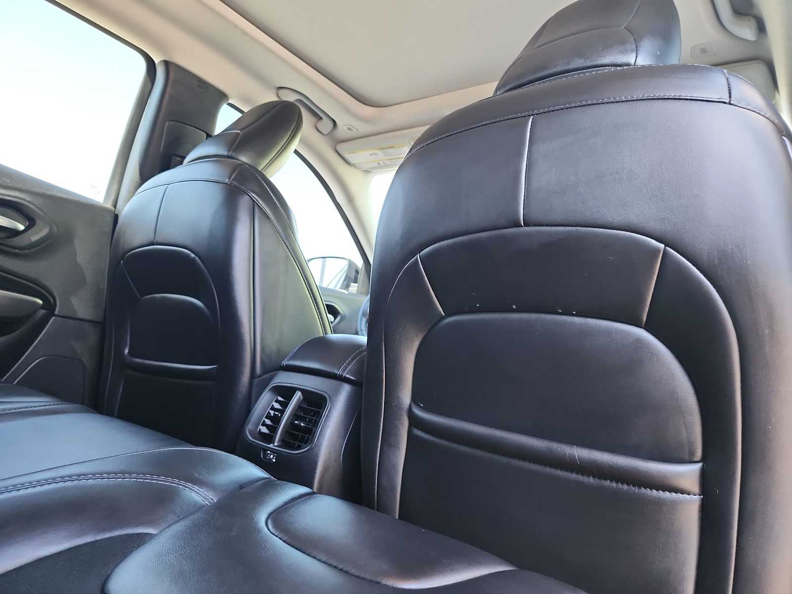 Thumbnail: 2019 Jeep Cherokee - 16