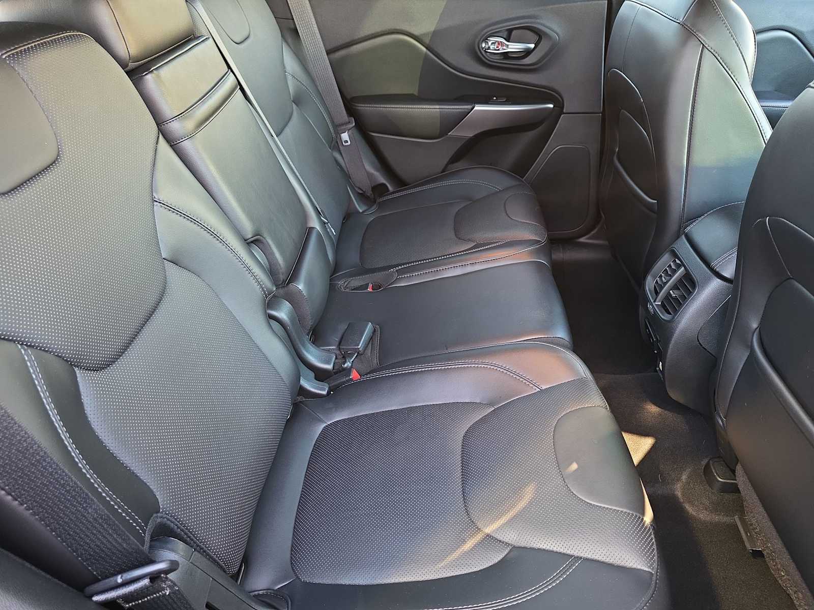 Thumbnail: 2019 Jeep Cherokee - 17