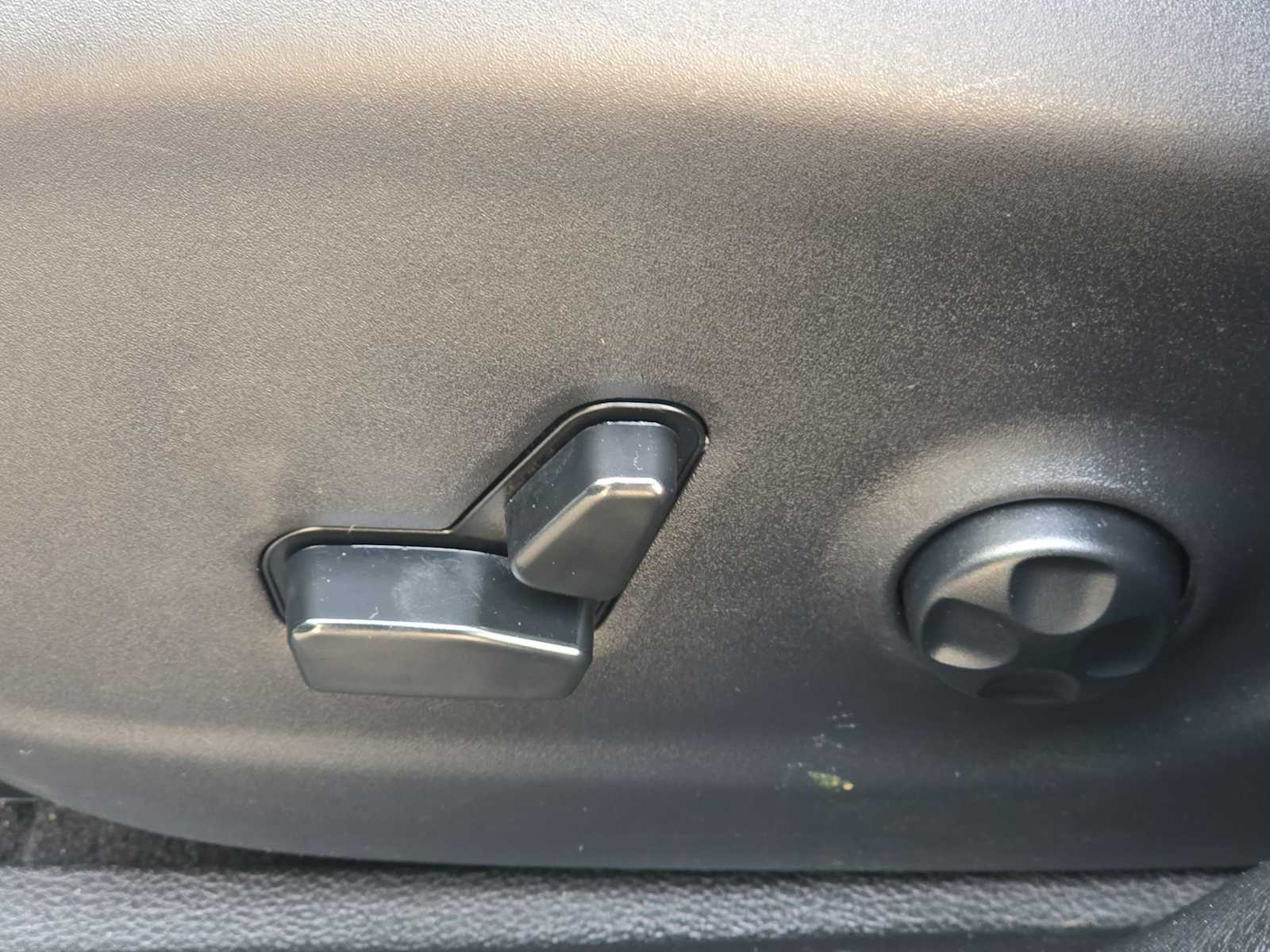 Thumbnail: 2019 Jeep Cherokee - 30