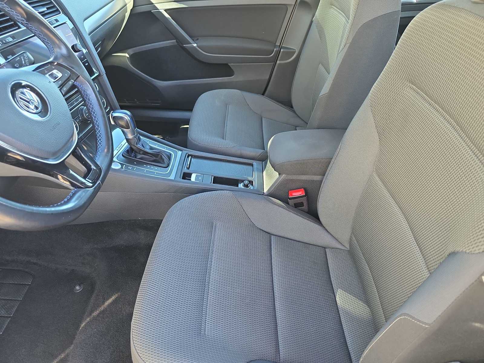 Thumbnail: 2019 Volkswagen e-Golf - 15