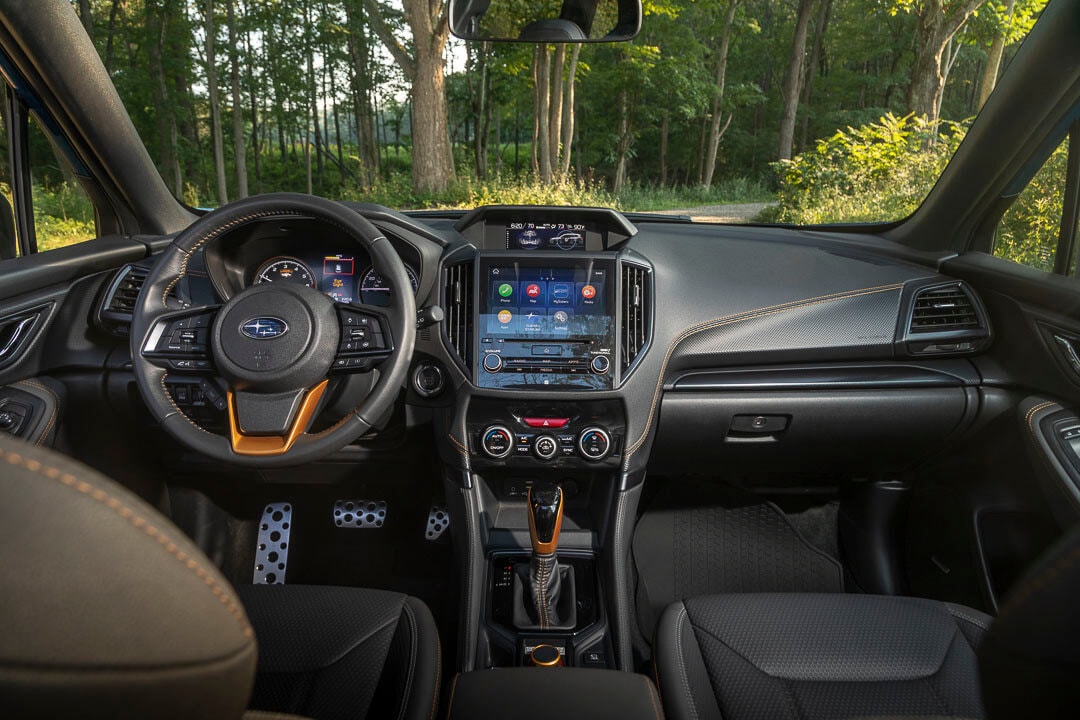 Cockpit avant d'un Subaru Forester Wilderness 2022 incluant sa foule de technologies embarquées