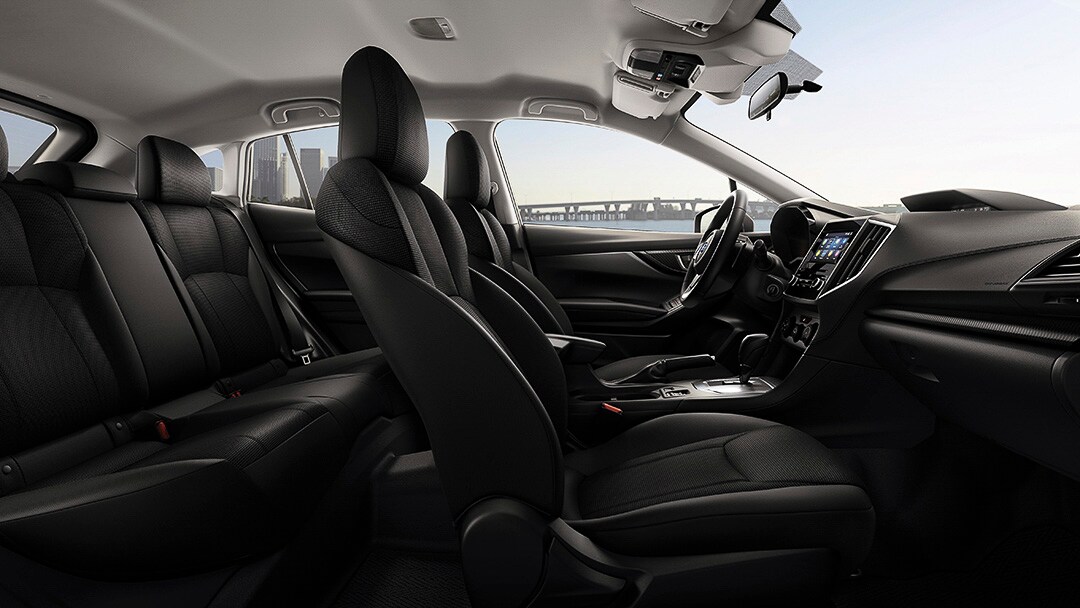 Vue du tableau de bord et de l'intérieur de la Subaru Impreza 2022