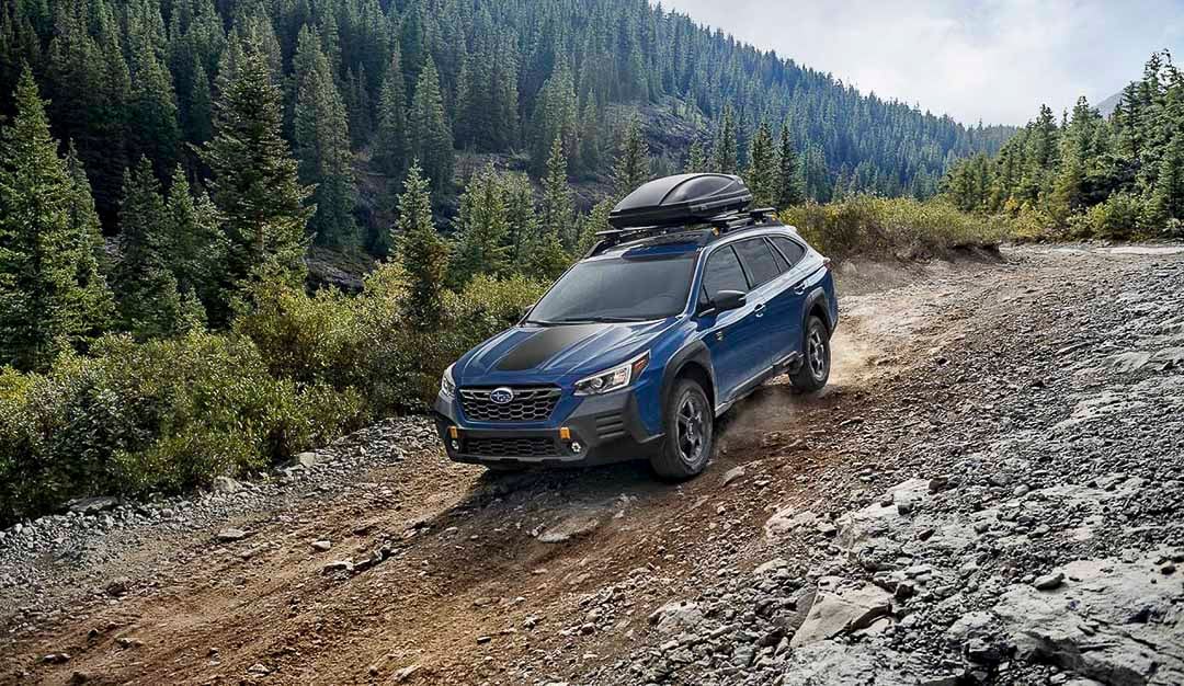 Vue de face du Subaru Outback 2022 sur route escarpé