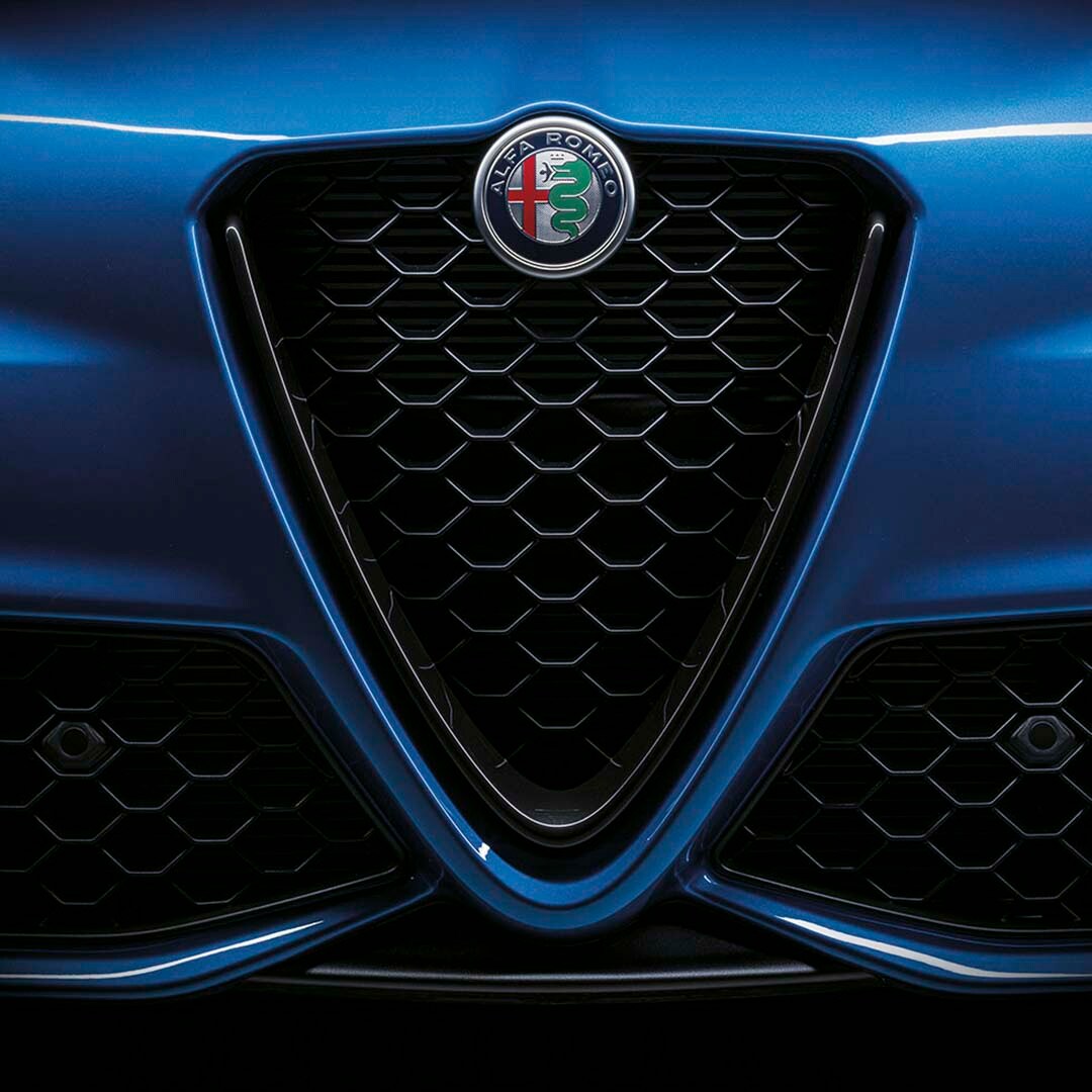 Vue rapprochée de l'iconique calandre de l'Alfa Romeo Giulia 2021