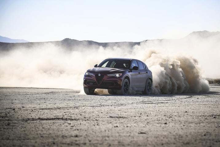 Alfa Romeo Stelvio 2020 faisant un virage sur une surface sableuse