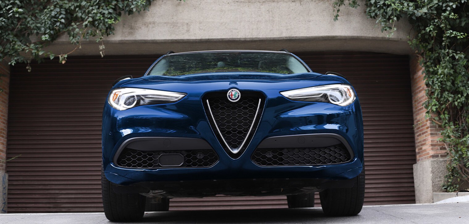 vue de face Alfa Romeo Stelvio 2022 dans un stationnement