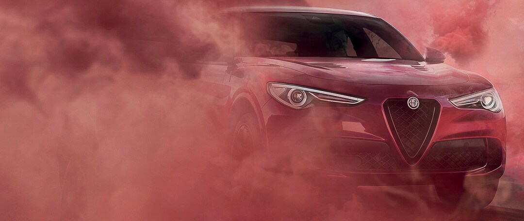 L'Alfa Romeo Stelvio Quadrifoglio 2021 dans un nuage de fumé rouge