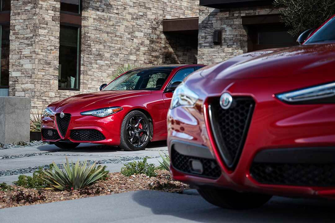Deux véhicules Alfa Romeo Giulia et Stelvio 2019 garés à la maison