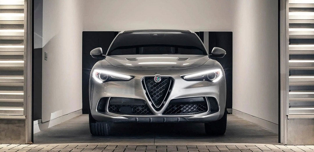 vue avant de l'Alfa Romeo Stelvio Quadrifoglio 2021 dans un garage