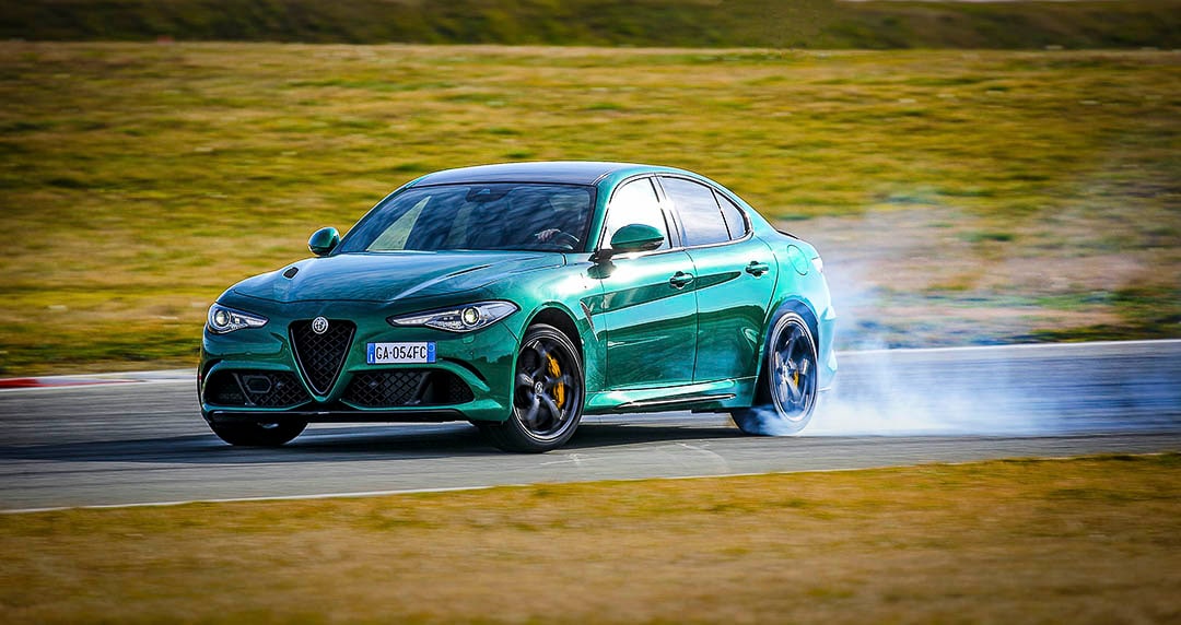 vue latérale avant de l'Alfa Romeo Giulia Quadrifoglio 2021