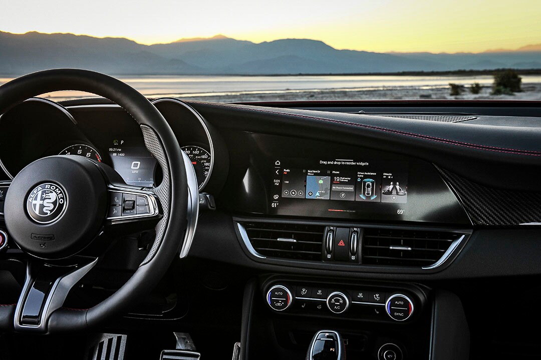 vue de la planche debord, du volant et de l'écran tactile de l'Alfa Romeo Giulia Quadrifoglio 2021