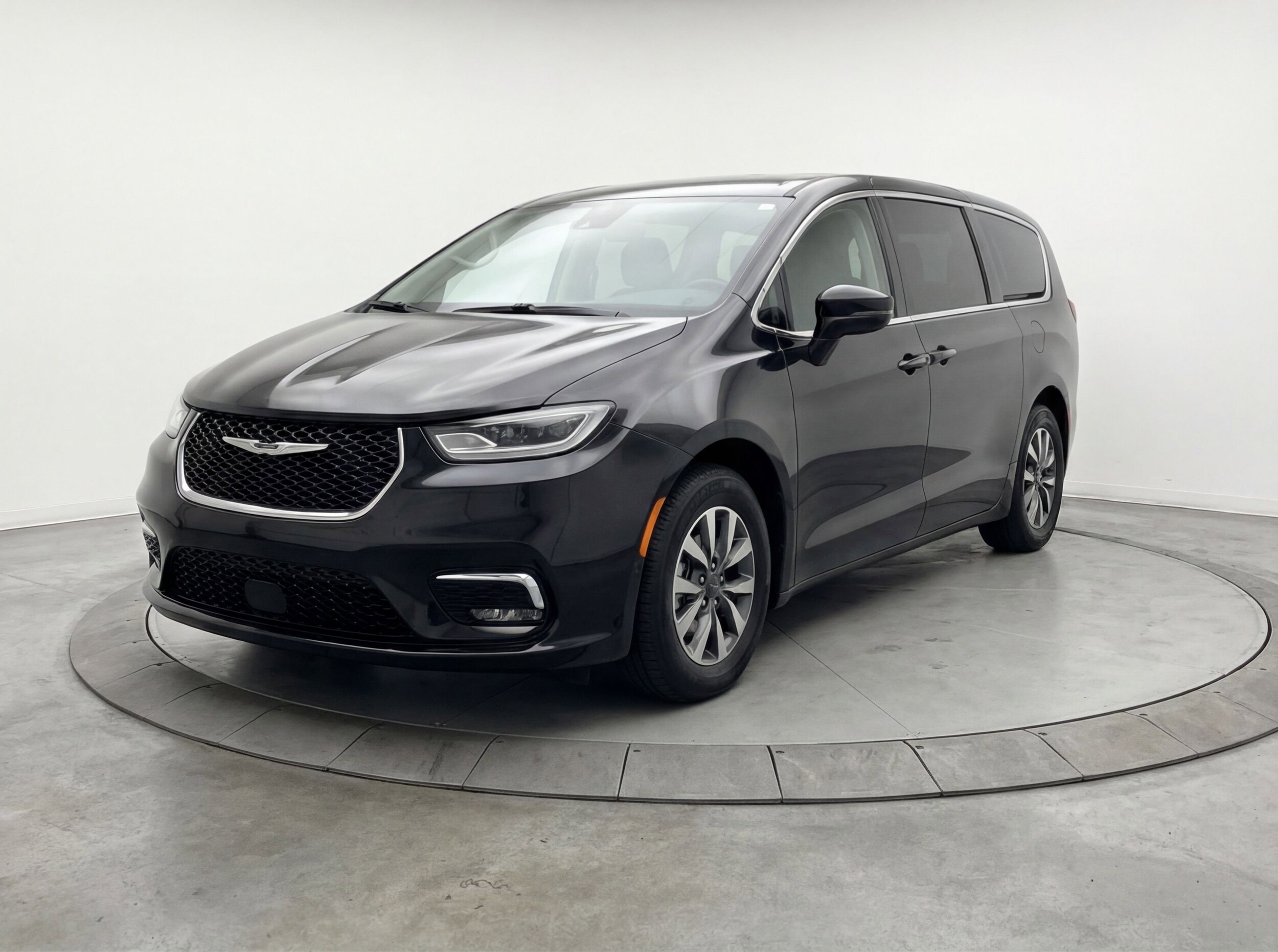 Thumbnail: 2023 Chrysler Pacifica - 3