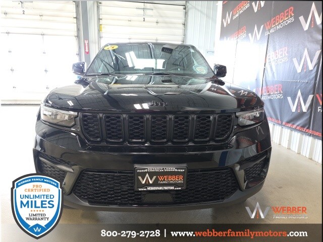 2025 Jeep Grand Cherokee Laredo Altitude photo 2