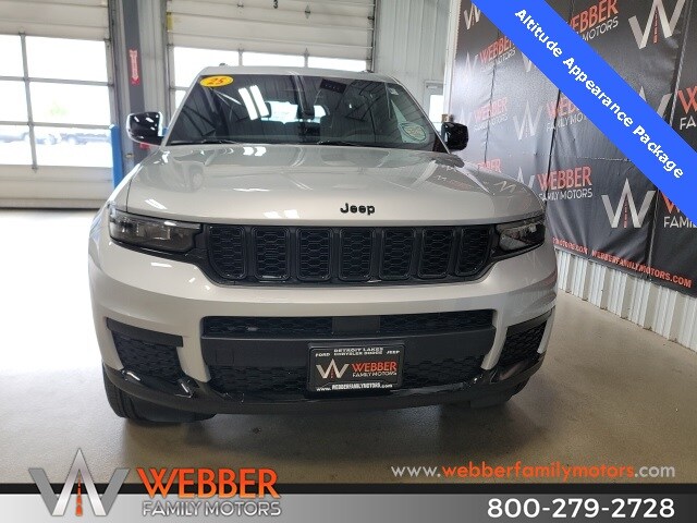 2025 Jeep Grand Cherokee Altitude photo 3