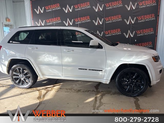 Used 2018 Jeep Grand Cherokee Altitude with VIN 1C4RJFAG3JC211423 for sale in Detroit Lakes, Minnesota