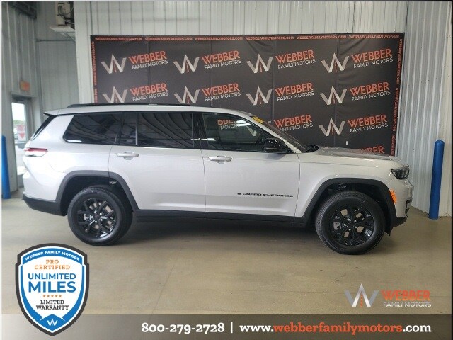 2025 Jeep Grand Cherokee Altitude photo 3