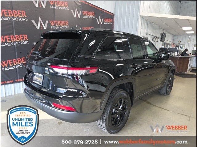 2025 Jeep Grand Cherokee Laredo Altitude photo 4