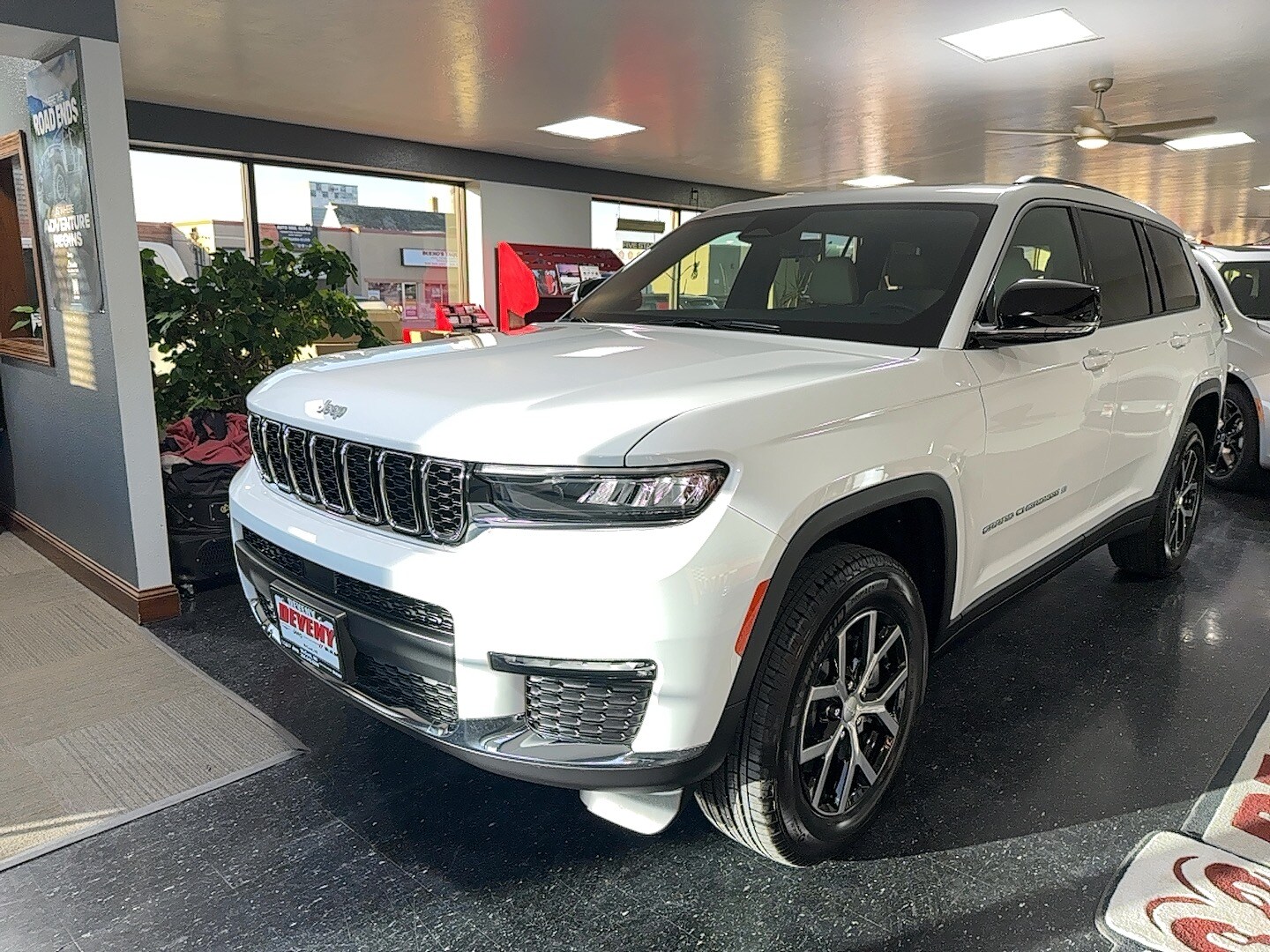 2025 Jeep Grand Cherokee Limited photo 2