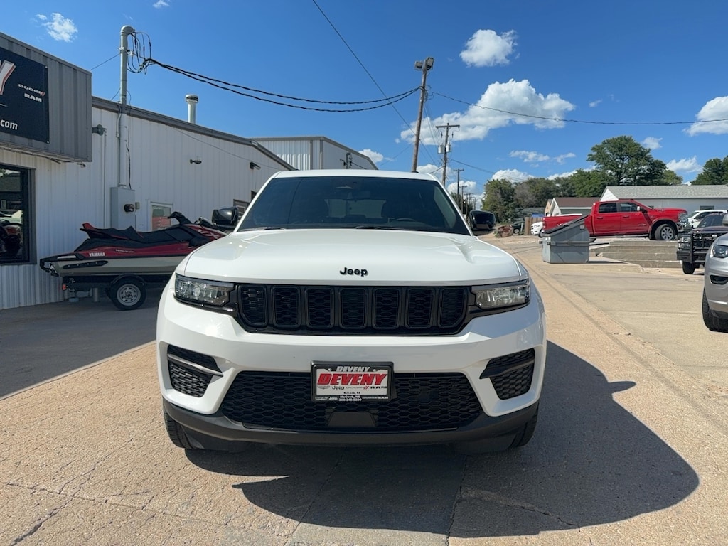 Used 2024 Jeep Grand Cherokee Altitude SUV