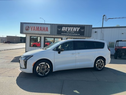 2027 Chrysler Pacifica LIMITED Passenger Van
