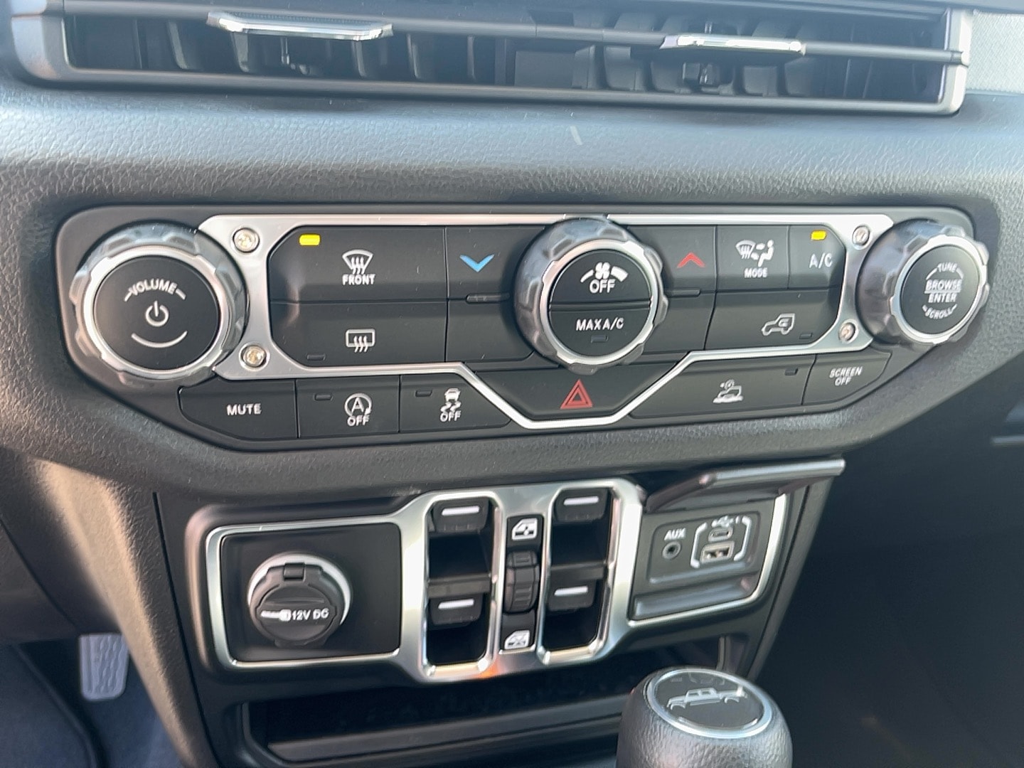 2024 Jeep Gladiator Nighthawk - Photo 17