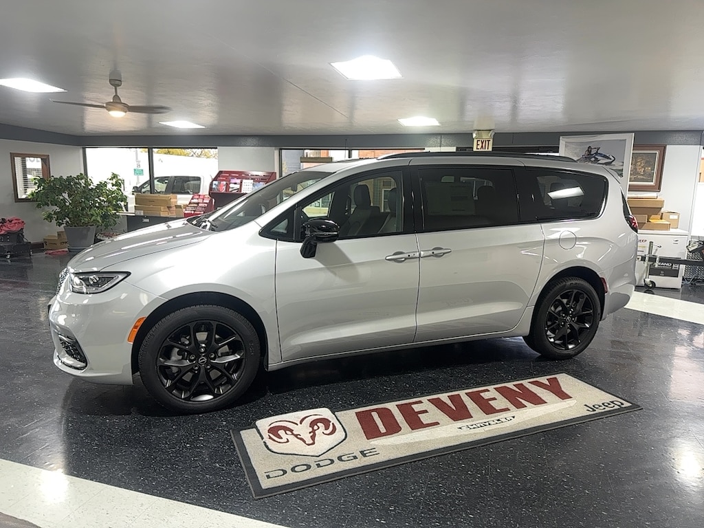 New 2026 Chrysler Pacifica SELECT AWD Passenger Van