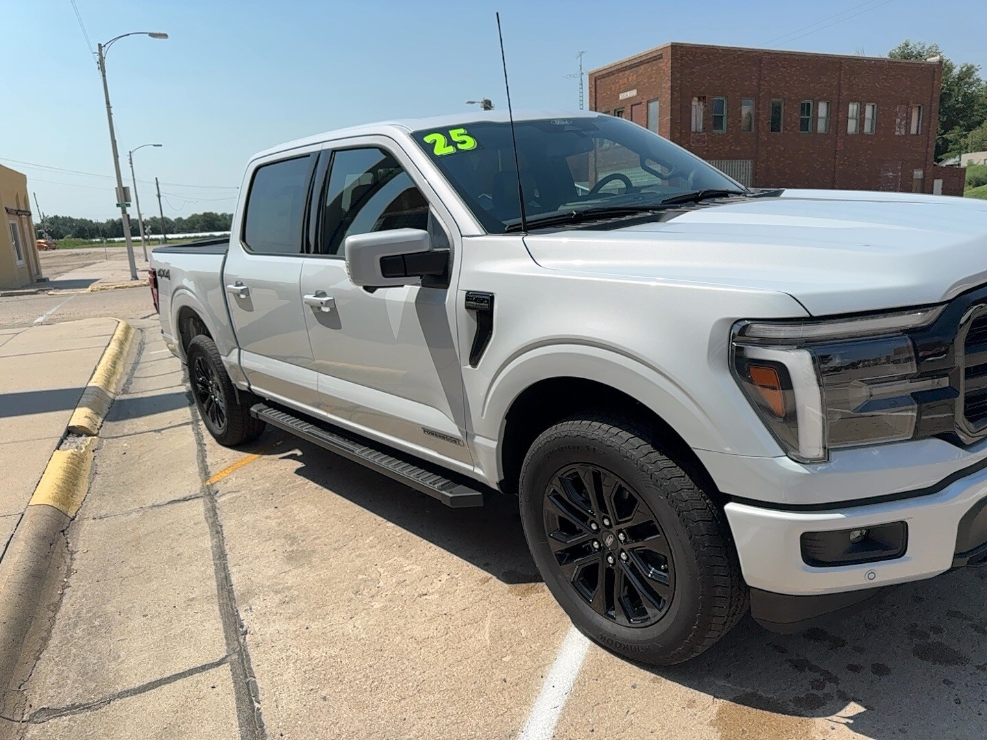 2025 Ford F-150 Lariat photo 3