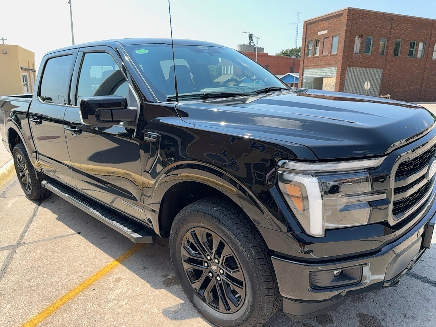 2025 Ford F-150 Lariat photo 3