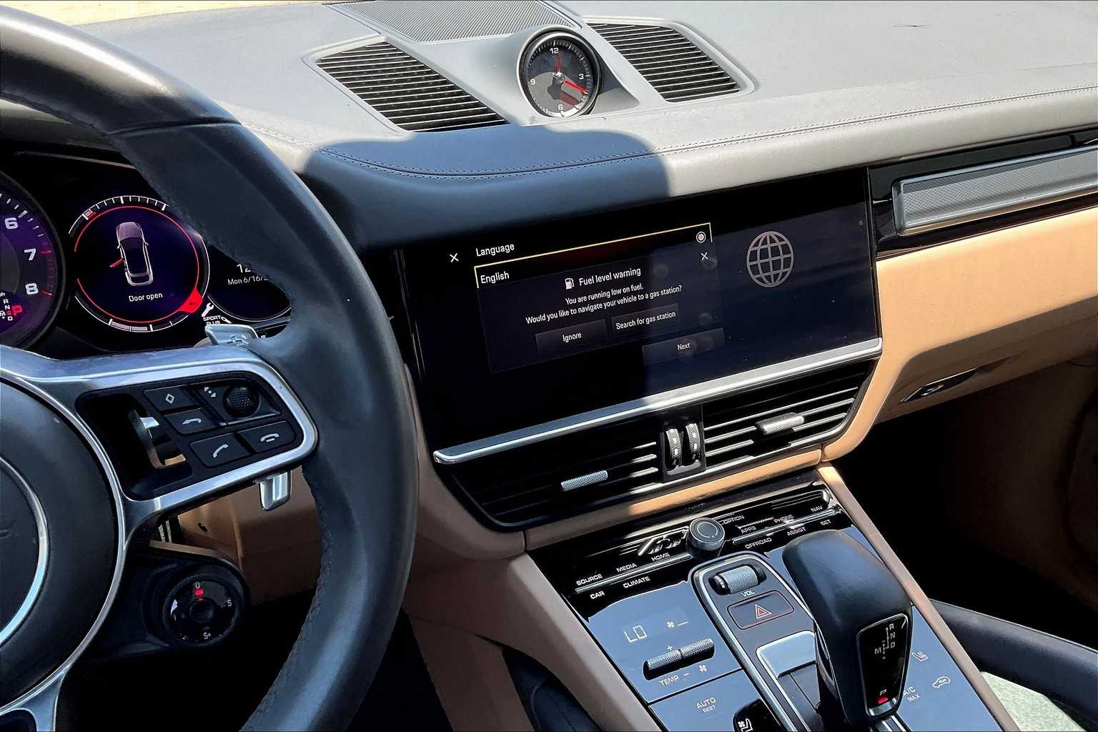 2023 Porsche Cayenne Platinum Edition photo 4
