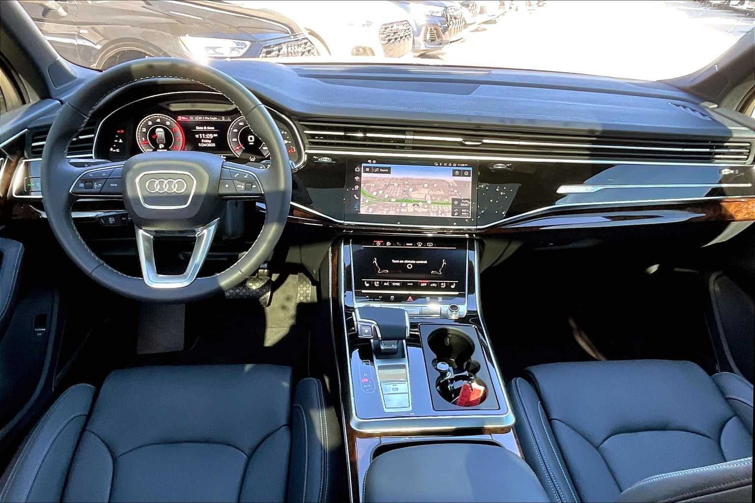 2025 Audi Q7 55 Prestige photo 4