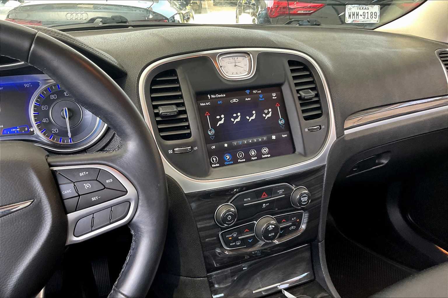 2021 Chrysler 300 Touring photo 3