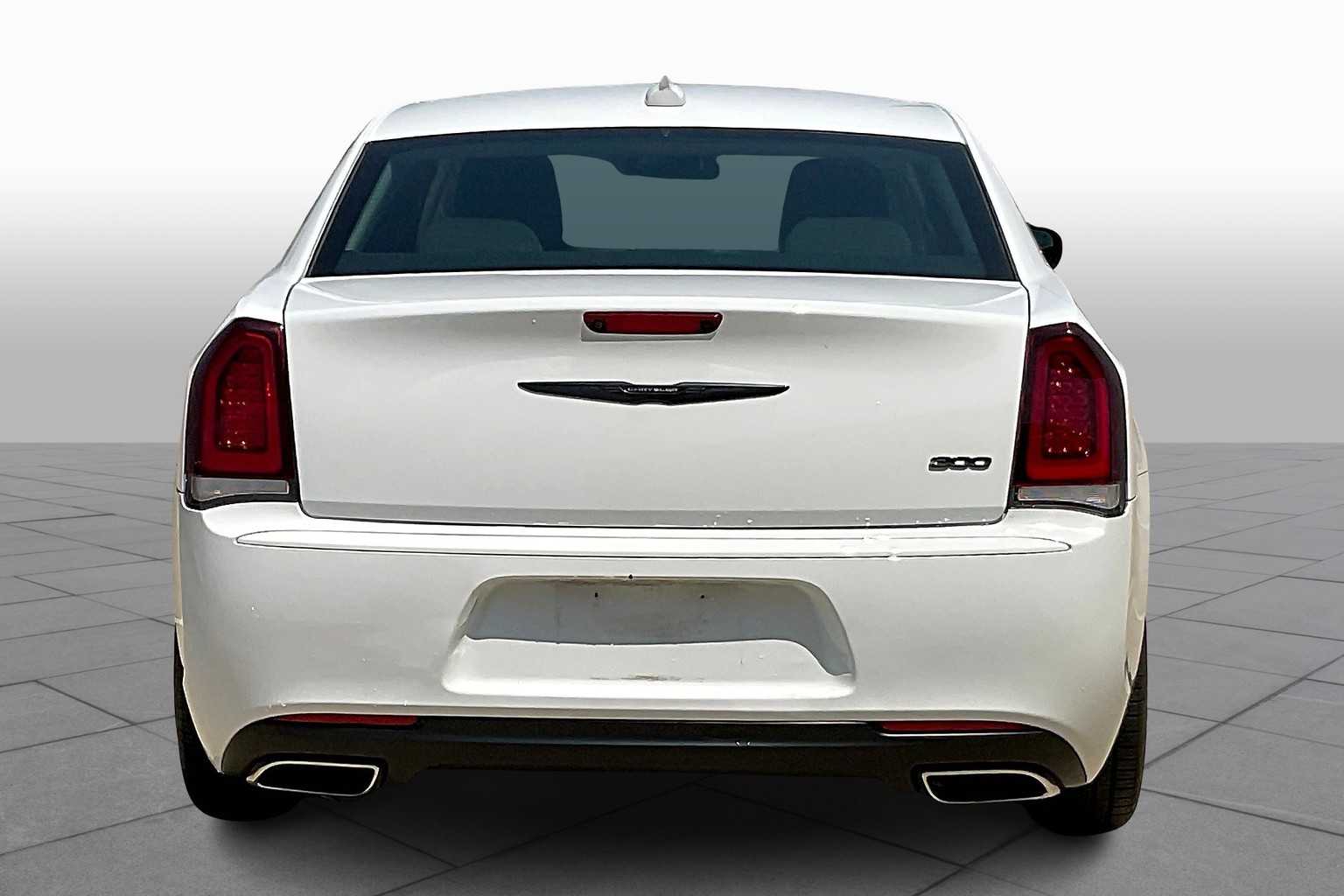 2021 Chrysler 300 Touring photo 2