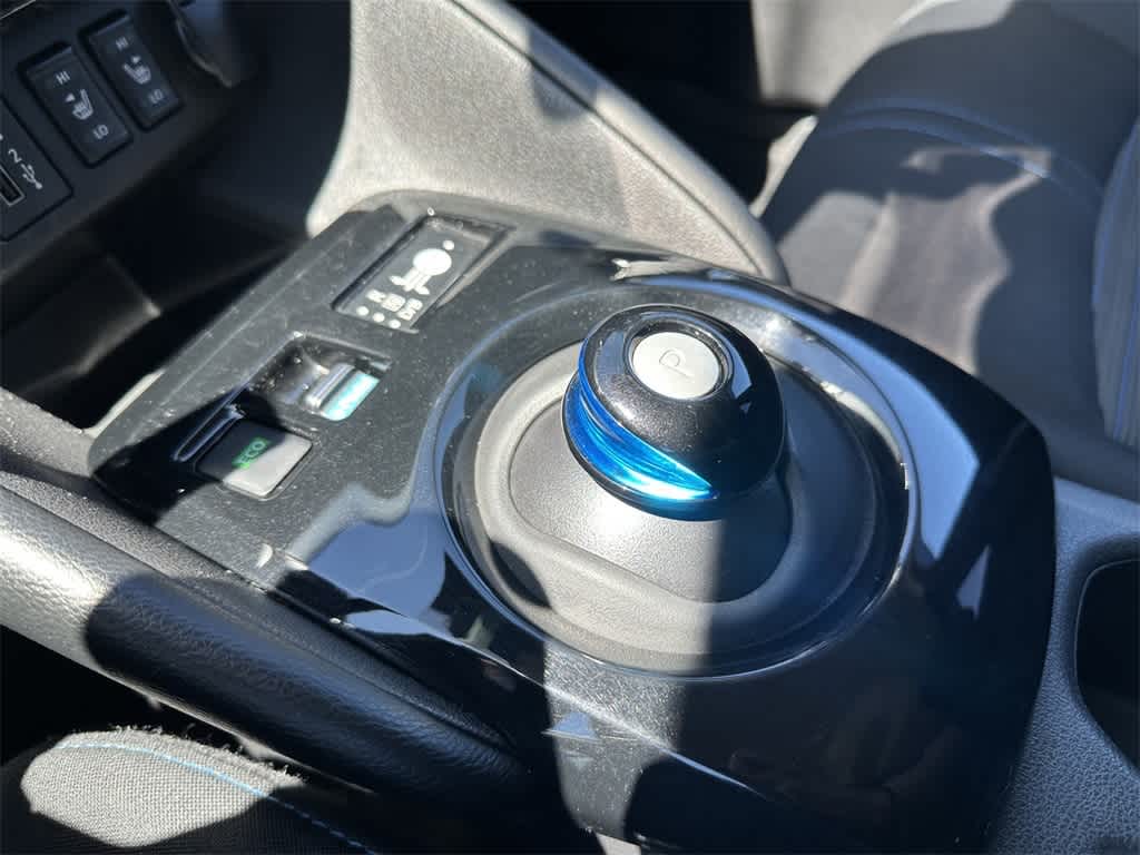 Thumbnail: 2022 Nissan Leaf - 17