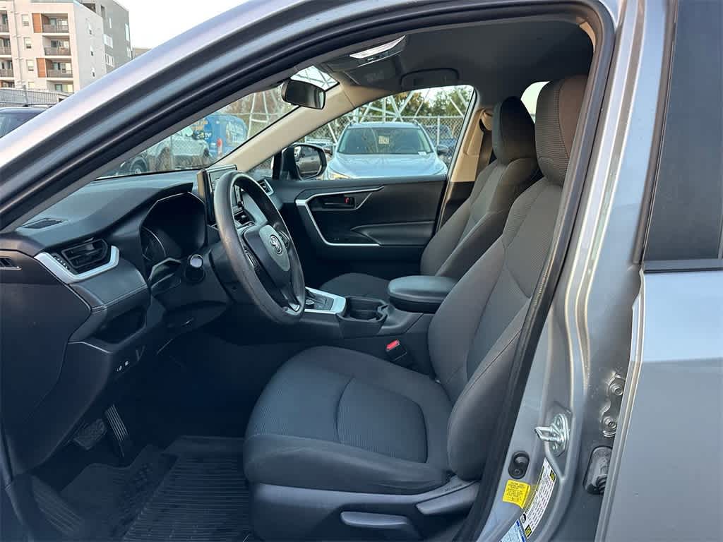 2021 Toyota RAV4 Hybrid LE photo 2