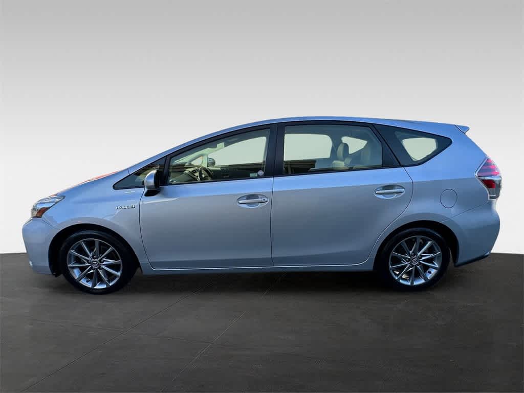 Thumbnail: 2015 Toyota Prius v - 3